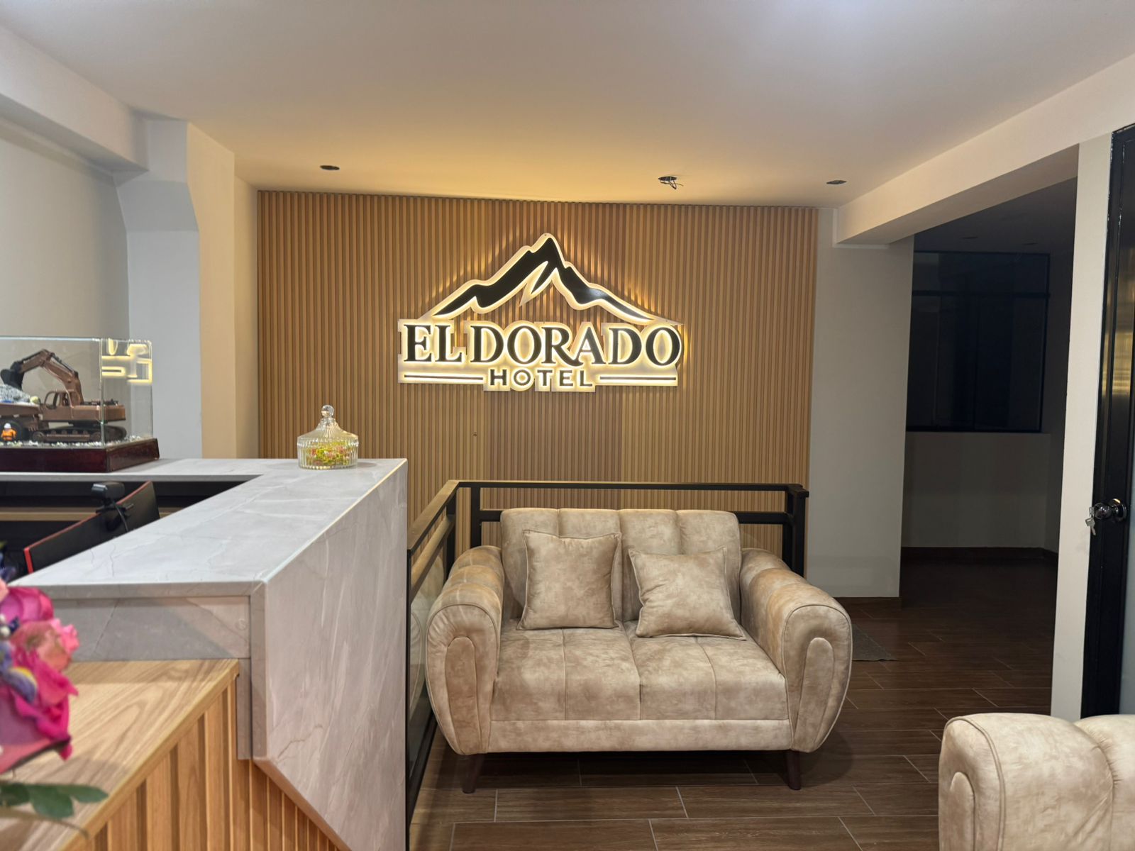 Elegante lobby del Hotel El Dorado